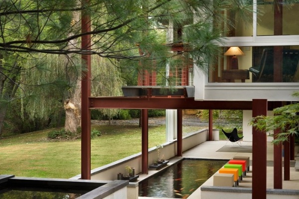 Nhà đẹp đón Tết nhờ biến ''khoảng không chết'' thành hồ nước sắc màu